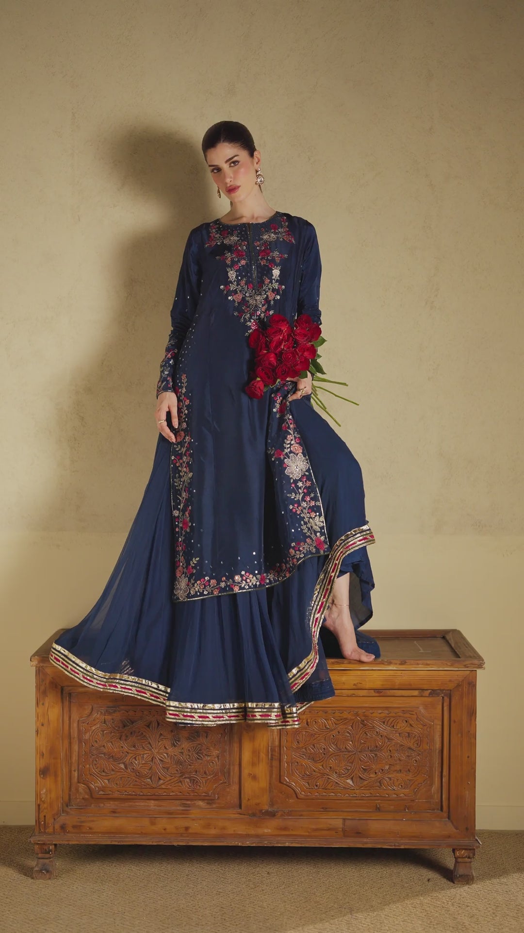 UE-728 Embroidered Pure Ramen Silk by IZNIK